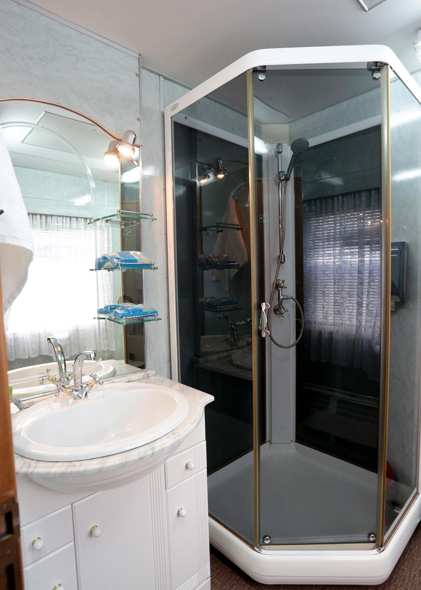 Кухня, кабинет и даже душ: сколько стоит проехаться в VIP-вагоне от Укрзализныци